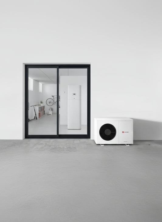 Pompe à chaleur hybride Saunier Duval installée à l'extérieur d'une maison..